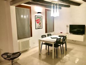 Televízia a/alebo spoločenská miestnosť v ubytovaní Venice Mirrors
