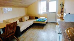 ein Wohnzimmer mit einem Sofa und einem Tisch in der Unterkunft Poilsio namai "Undinė" in Šventoji