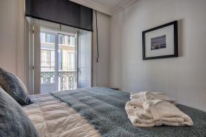 Een bed of bedden in een kamer bij Nomad's Fine Arts in Chiado with Garage