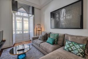 uma sala de estar com um sofá e uma mesa de vidro em Nomad's Fine Arts in Chiado with Garage em Lisboa