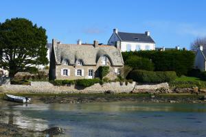 een oud huis aan de oever van een rivier bij Gites Erdeven Bretagne Sud in Erdeven