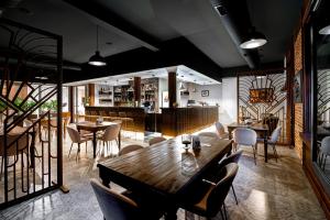 un restaurante con mesas y sillas y un bar en Hotel Michael's Palace, en Košice