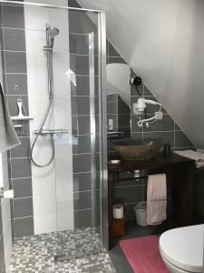 Koupelna v ubytování Chambre d'hôtes Le Cascadou + 31 fotografií