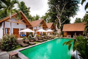 une image d'une villa avec une piscine dans l'établissement Nuansa Penida Hostel, à Nusa Penida