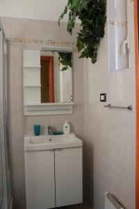 トリノにあるPrima D'Oraのバスルーム(白い洗面台、鏡付)