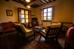 un soggiorno con 2 sedie e un tavolo di Collina dei Fiori a Castiglion Fiorentino