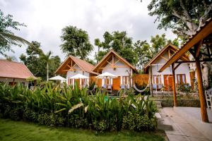 eine Reihe von Cottages in einem Resort in der Unterkunft Nuansa Penida Hostel in Nusa Penida