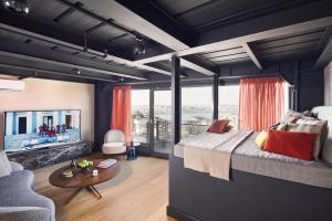Stay Lab Residence & Hotel في إسطنبول: غرفة نوم بسرير كبير وغرفة معيشة