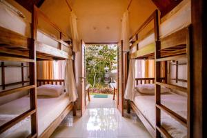 Uma ou mais camas em beliche em um quarto em Nuansa Penida Hostel