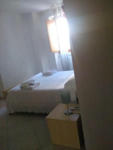 - une chambre avec un lit, une fenêtre et une table dans l'établissement Appartamenti Centro Policastro, à Policastro Bussentino