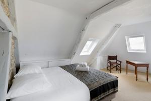 サン・マロにあるLe Marco Polo by Cocoonrの白いベッドルーム(ベッド1台、椅子付)