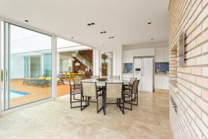 a kitchen and dining room with a table and chairs at Green Village Hotel e Restaurante in Santa Bárbara do Rio Pardo