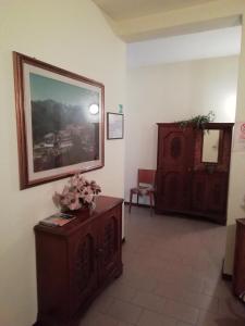 un salon avec une photo sur le mur et une table dans l'établissement bar Nuovo Mondo, à Mussolino