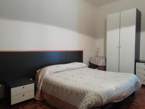 - une chambre avec un lit et une commode dans l'établissement bar Nuovo Mondo, à Mussolino