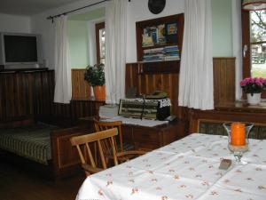 ein Esszimmer mit einem Tisch und einem Telefon in der Unterkunft Harreiterhof in Aich