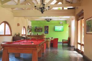 einen Billardtisch in einem Zimmer mit grünen Wänden in der Unterkunft Hotel San Agustin Urubamba in Urubamba