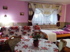 een kamer met een tafel, een bank en een bed bij VILLA GUT in Bolesławiec