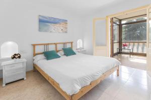 sypialnia z dużym łóżkiem i dużym oknem w obiekcie S Olivera w mieście Port de Soller