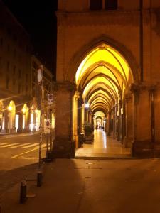 Un arco en un edificio por la noche en Casabetta "Felsina", en Bolonia