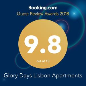 une affiche récompensant les clients avec un cercle jaune avec le numéro 8 dans l'établissement Glory Days Lisbon Apartments, à Lisbonne