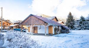 une maison avec de la neige devant elle dans l'établissement le chalet d'auguste 2 à 12 personnes, à Morzine