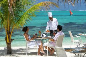 入住Astroea Beach Hotel的客人
