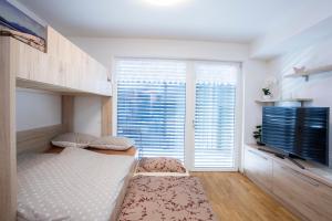 een slaapkamer met een bed en een groot raam bij Studio Novak Bled in Bled