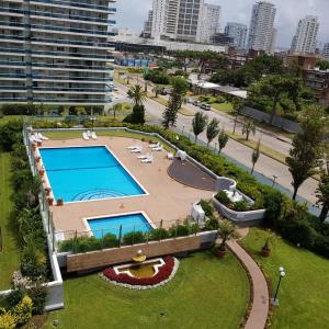 an overhead view of a swimming pool in a city at Long Beach - casi un spa in Punta del Este