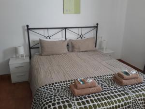 1 dormitorio con 1 cama con 2 toallas en RealRent Costa Teguise Beach, en Costa Teguise