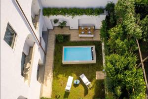 uma vista sobre um jardim com piscina em Jacaranda House em Sant'Agnello
