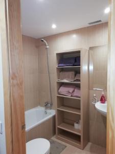 a bathroom with a toilet and a tub and a sink at Apartamento Viman in Canfranc-Estación