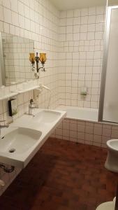 A bathroom at Mama Muh Self-Check-in