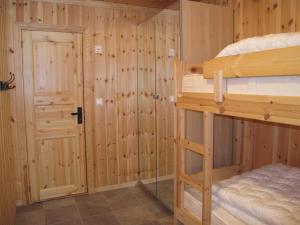 een kamer met 2 stapelbedden en een kast bij Hemsedal Høyfjellssenter in Hemsedal