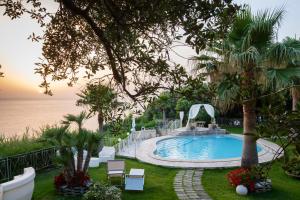 Bazén v ubytování CapoSperone Resort nebo v jeho okolí