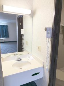 Ванная комната в Motel 6 McGraw, NY - Cortland