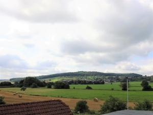 Büdingen-Ferienwohnung Bausch في بودينغن: اطلالة على الحقول من سطح منزل