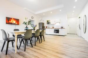 eine Küche und ein Esszimmer mit einem Tisch und Stühlen in der Unterkunft Comodo Apartments Solingen in Solingen