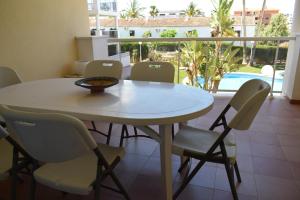 デニアにあるAnacasa Atlas Estrella de Mar AP2215のバルコニー付きの客室で、白いテーブルと椅子が備わります。