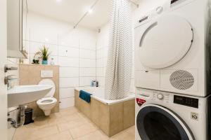 eine Waschmaschine im Bad mit Waschbecken in der Unterkunft Comodo Apartments Solingen in Solingen