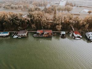 eine Luftansicht eines Hafens mit Booten im Wasser in der Unterkunft ArkaBarka 2- Floating Dream Rooms and Apartments in Belgrad