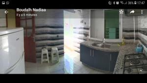 La salle de bains est pourvue d'un lavabo et d'un comptoir avec un miroir. dans l'établissement Appartement Haron, à Kenitra