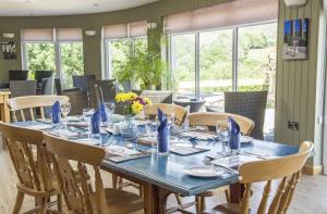 Restaurant o un lloc per menjar a Llanerchindda Farm Guest House