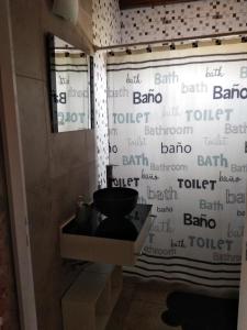 un baño con aseo y una pared con palabras. en CASA NOSTRA en Melincué