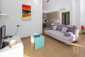 un soggiorno con divano e TV di Apartment Vista 1 a Dubrovnik