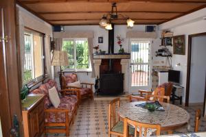 - un salon avec un canapé et une table dans l'établissement Anacasa Villa Faig Playa Burguera Terranova CH2500, à Oliva
