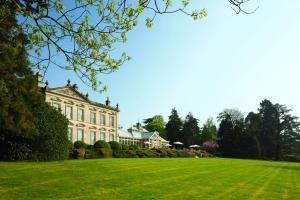 a large white house with a large grassy yard at Kilworth House Hotel and Theatre in Lutterworth