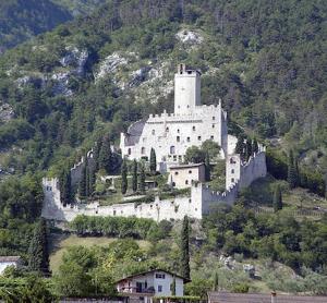 eine Burg auf einem Berg in der Unterkunft Piccolo Fiore in Avio
