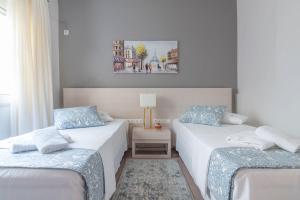 Postel nebo postele na pokoji v ubytování Kleio by Heloni Apartments
