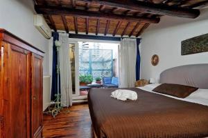 ローマにあるTwo Private Terraces - Casa Tappero Merloのベッドルーム1室(白い動物が置かれたベッド1台付)