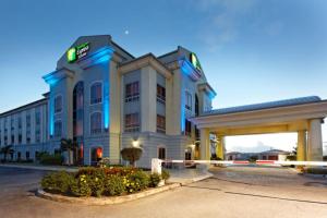 hotel z taśmą policyjną przed nim w obiekcie Holiday Inn Express Trincity, an IHG Hotel w mieście Piarco